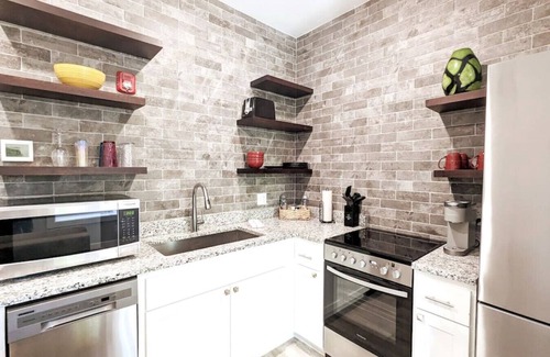 Eureka Springs Historic District Condo | Downtown+HotTub+Wifi+FreeParking @151 Spring Ste B
