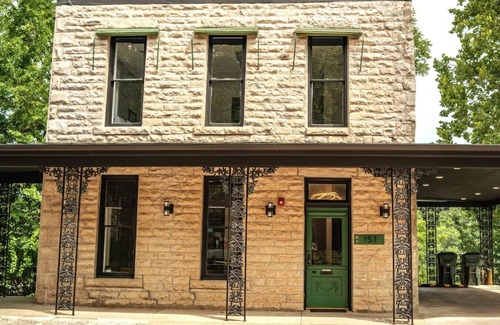 Eureka Springs Historic District Condo | Downtown+HotTub+Wifi+FreeParking @151 Spring Ste B