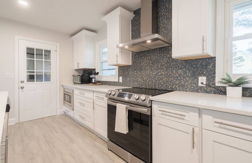 Alpharetta House | Downtown House with 75"4kTV, Private Firepit, Sleeps 6!
