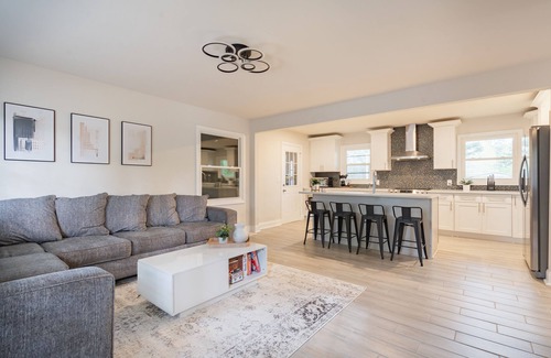 Alpharetta House | Downtown House with 75"4kTV, Private Firepit, Sleeps 6!