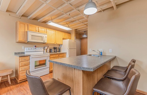 Fargo Apartment | Downtown I Keyless Entry I Smart TV I Free Parking I King Bed