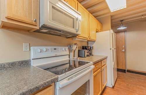 Fargo Apartment | Downtown I Keyless Entry I Smart TV I Free Parking I King Bed