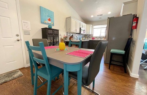 Kanab House | Downtown Kanab Family Townhome, Dew Drop Inn, Near Zion National Park and Bryce