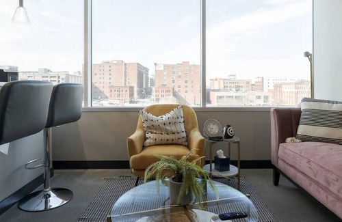 Downtown Kansas City Apartment | Downtown KC 2 Bedroom w/ Sports Complex/King/Queen