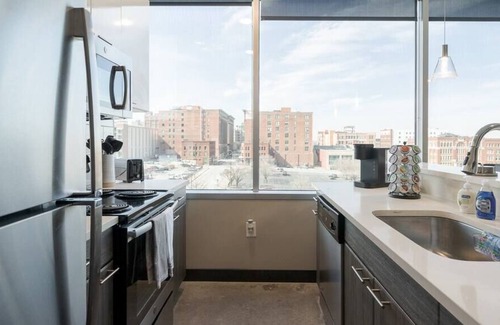 Downtown Kansas City Apartment | Downtown KC 2 Bedroom w/ Sports Complex/King/Queen