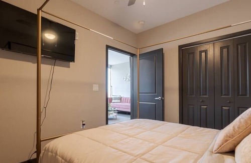 Downtown Kansas City Apartment | Downtown KC 2 Bedroom w/ Sports Complex/King/Queen