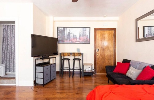 Quality Hill Apartment | Downtown KC Studio*Walk to Power&Light