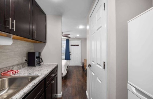 Kimmswick Condo | Downtown Kimmswick Room~Renovated~Prime Location