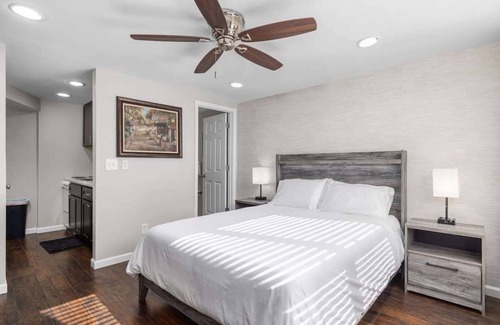 Kimmswick Condo | Downtown Kimmswick Room~Renovated~Prime Location