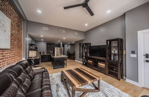 Paducah Condo | Downtown King Suite Condo