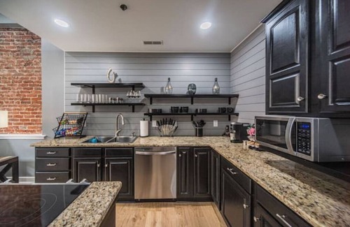 Paducah Condo | Downtown King Suite Condo