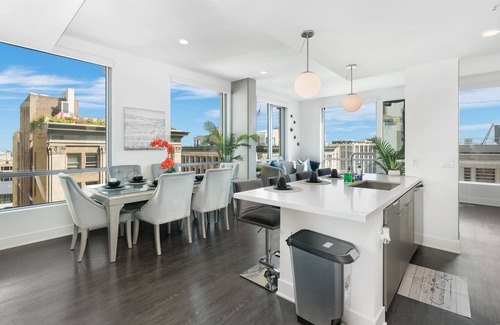 Los Angeles Apartment | Downtown LA Jr. Penthouse Spacious Skyrise Unit- Pool/Jacuzzi access