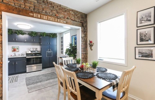 Lake Geneva Apartment | Downtown Lake Geneva- New York Suite |Big Apple Themed |Near Restaurants & Boutiques |Onsite Parking