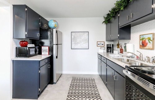 Lake Geneva Apartment | Downtown Lake Geneva- New York Suite |Big Apple Themed |Near Restaurants & Boutiques |Onsite Parking