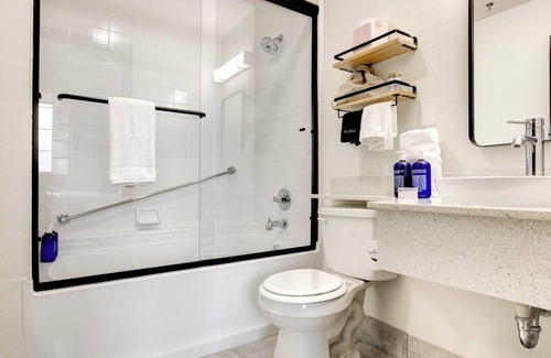 Lexington Hotel | Downtown Lexington Retreat | 2 Spacious Room Ready For Family Stay