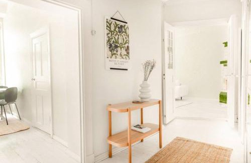 Ullanlinna Apartment | Downtown Light-Filled Retreat
