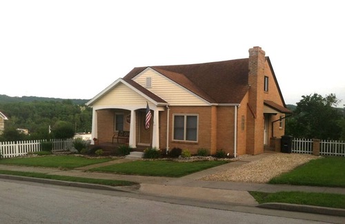 Hermann House | Downtown Location, Door to Door Private Shuttle, Great View, & Free Breakfasts