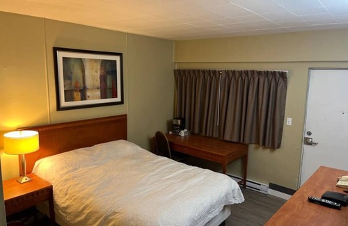 Vernon Hotel | Downtown location near to restaurants pubs & bars. also near to marts .
