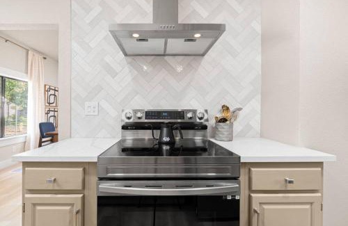 Lodi House | Downtown Lodi l Renovated l 5 Bedrooms l Sleeps 10