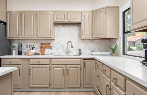 Lodi House | Downtown Lodi l Renovated l 5 Bedrooms l Sleeps 10