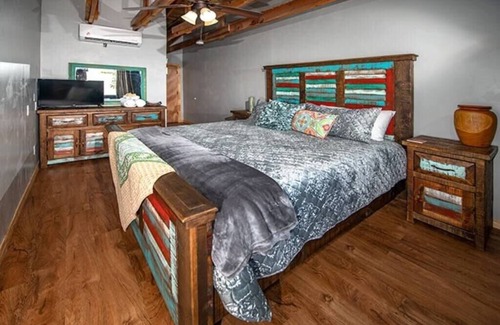 Alpine House | Downtown Loft @ Alpine City Place | Hotel and Bar