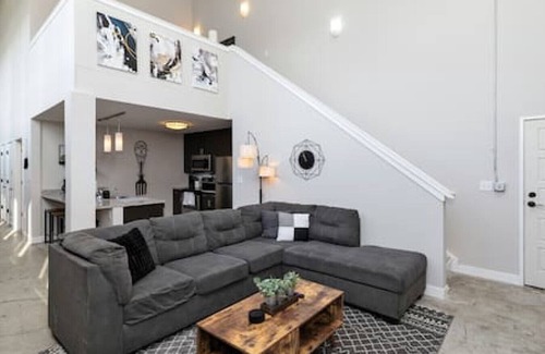 Downtown Des Moines Apartment | Downtown Loft Skyline View 2BR