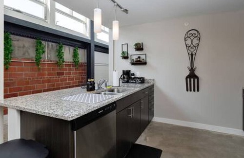 Downtown Des Moines Apartment | Downtown Loft Skyline View 2BR