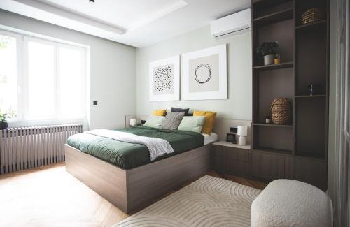 Ujlipotvaros Apartment | Downtown Luxe Living with Balcony