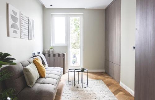 Ujlipotvaros Apartment | Downtown Luxe Living with Balcony
