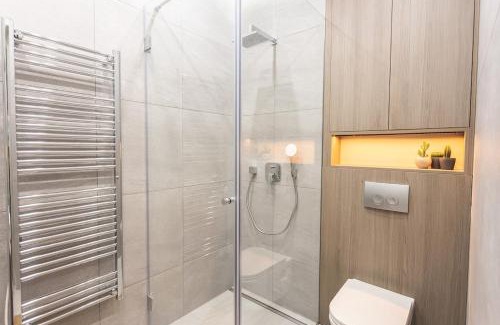 Ujlipotvaros Apartment | Downtown Luxe Living with Balcony