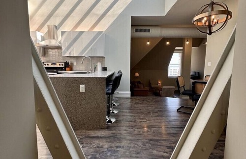 East Town Apartment | Downtown Luxury 2BR Penthouse Apt