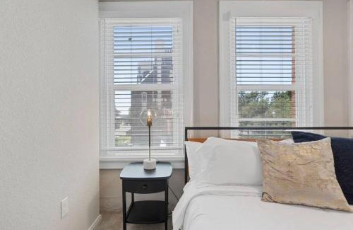 Brazos Apartment | Downtown Luxury Apartment with King Bed