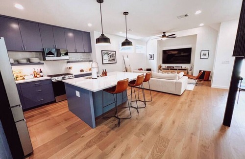 Holly House | Downtown Luxury Home w/Hot Tub Near Lake in Holly