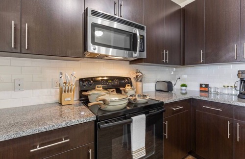 Courier City - Oscawana Apartment | Downtown Luxury | Pool, Gym,FREE Parking and more!