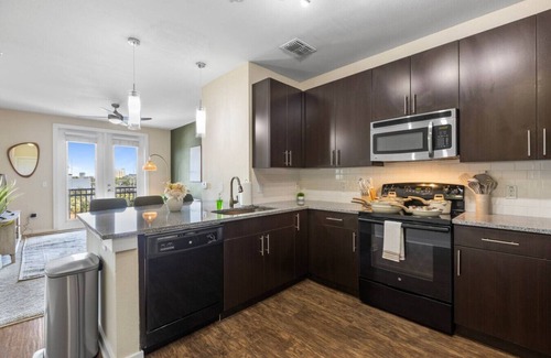 Courier City - Oscawana Apartment | Downtown Luxury | Pool, Gym,FREE Parking and more!