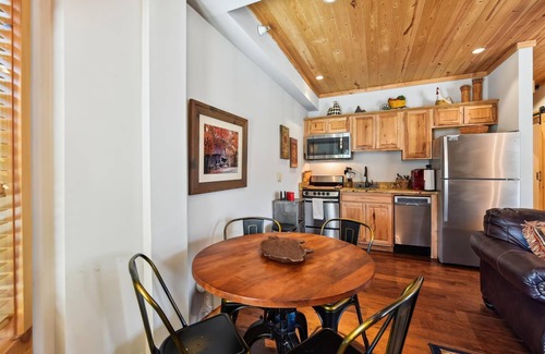 Blowing Rock Cabin | Downtown Main Street-2 BR “Bull”