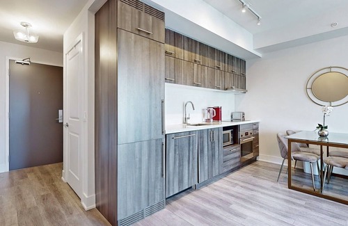 Markham Condo | Downtown Markham Luxury Condo with Gym and free parking