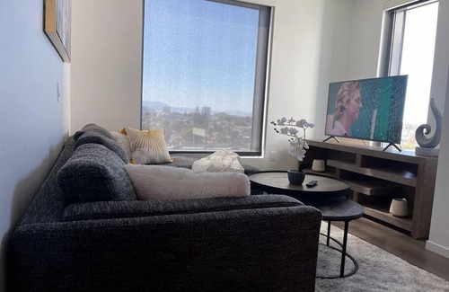 Temescal Apartment | Downtown meets Modern-Calm/Peace/Views