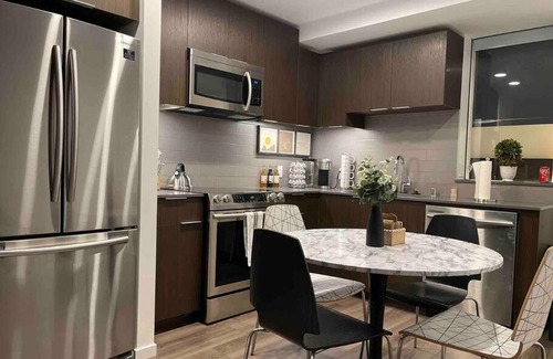 Temescal Apartment | Downtown meets Modern-Calm/Peace/Views