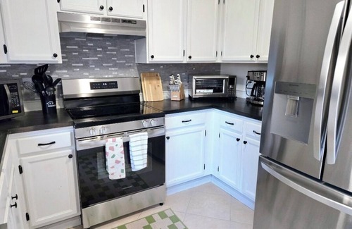 Mesa House | Downtown Mesa Townhome. 2 King Beds, 3 Bathrooms, Pool access!
