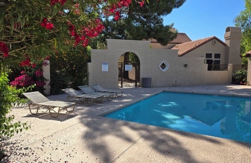 Mesa House | Downtown Mesa Townhome. 2 King Beds, 3 Bathrooms, Pool access!