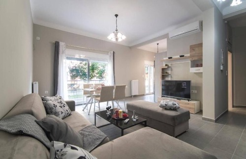 Petralona Apartment | Downtown Modern 2 Storey Building