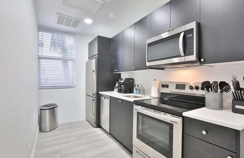 Gillespie Park House | Downtown Modern Fresh pet Welcome Workspace
