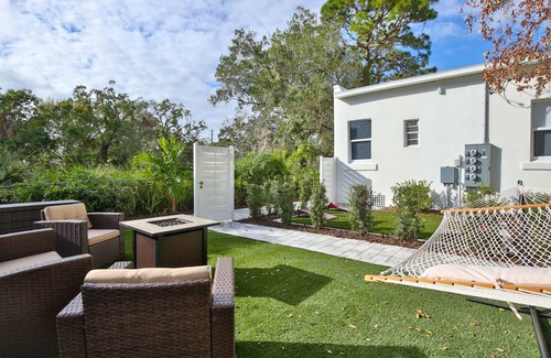 Gillespie Park House | Downtown Modern Fresh pet Welcome Workspace