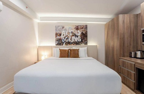 Gay Village Hotel | Downtown Montreal Crown