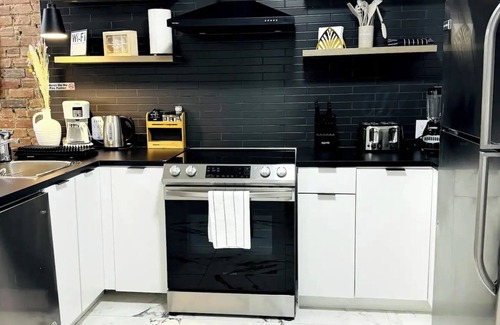Sainte-Marie Apartment | Downtown Montreal/Metro Papineau