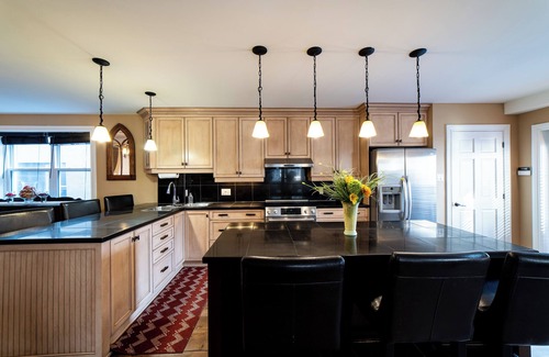 Cornwall House | Downtown Oasis: Spacious 4BR Executive Loft with Rooftop Hot Tub