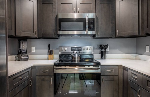 Colonialtown South Condo | Downtown Orlando 2 bedroom home w/Full Kitchen & Parking spots