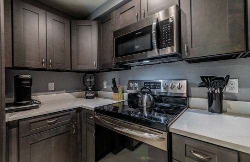 Colonialtown South Condo | Downtown Orlando 2 bedroom home w/Full Kitchen & Parking spots