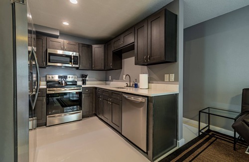 Colonialtown South Condo | Downtown Orlando 2 bedroom home w/Full Kitchen & Parking spots